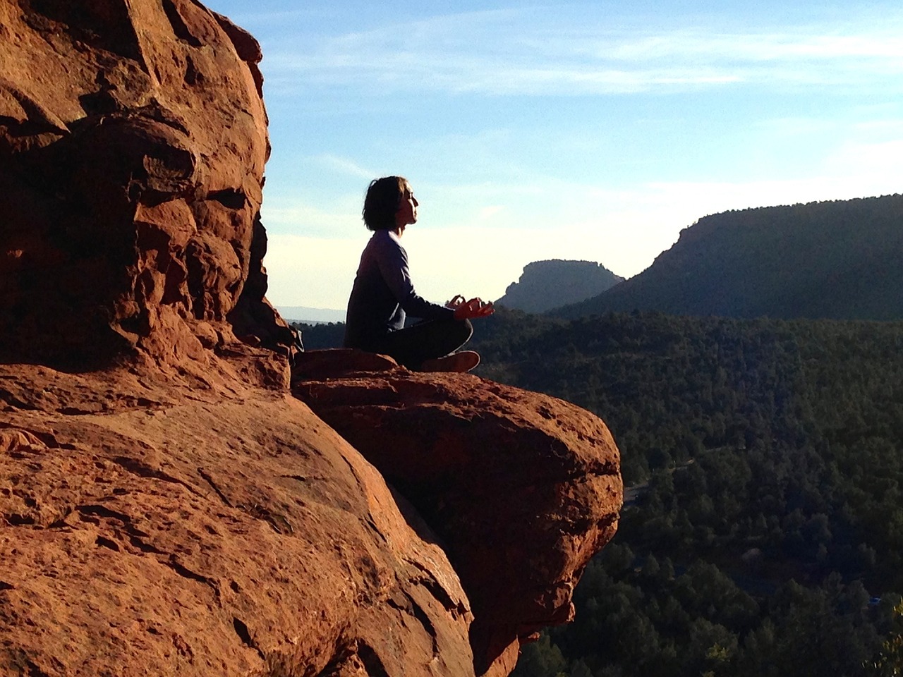Jak rozpocząć praktykę medytacji: poradnik dla początkujących